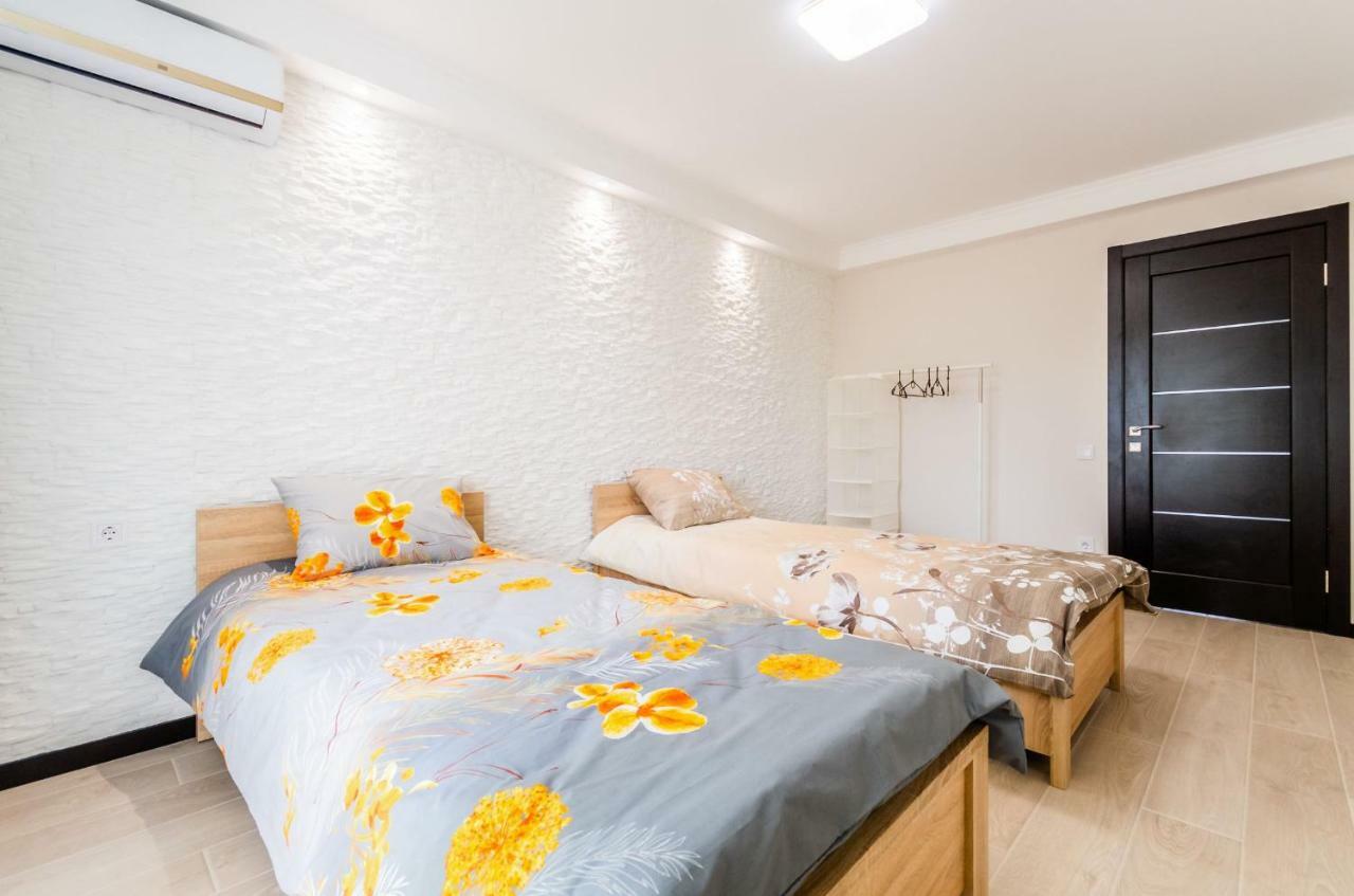 Artal Apartment On Obolonsky Avenue 16A Kiev Esterno foto